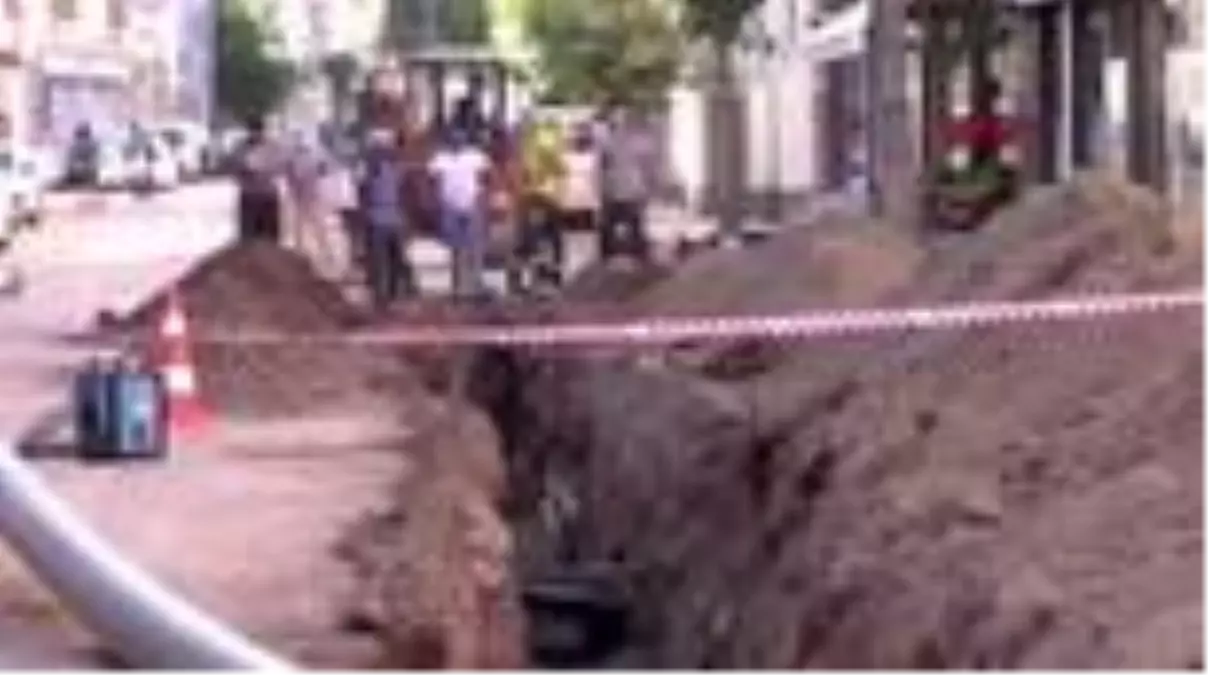 İş makinesinin koparttığı doğalgaz borusu paniğe neden oldu