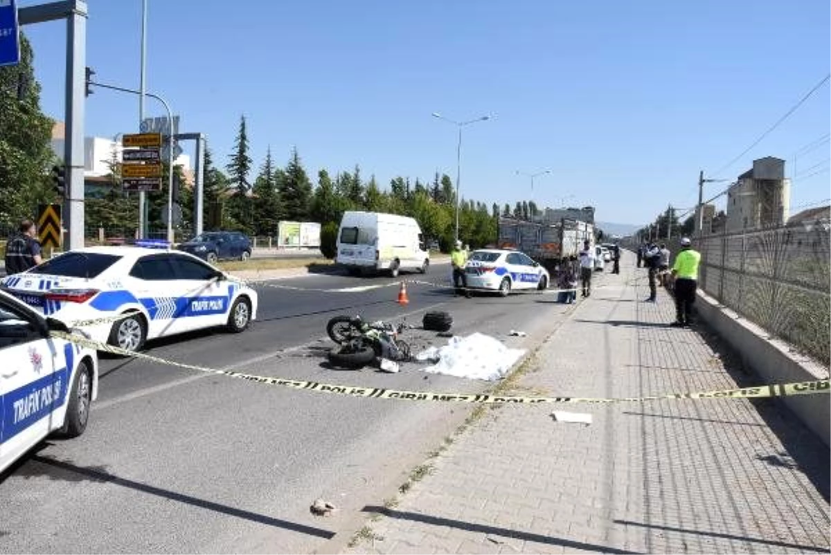 Kamyona çarpan motosikletin sürücüsü hayatını kaybetti