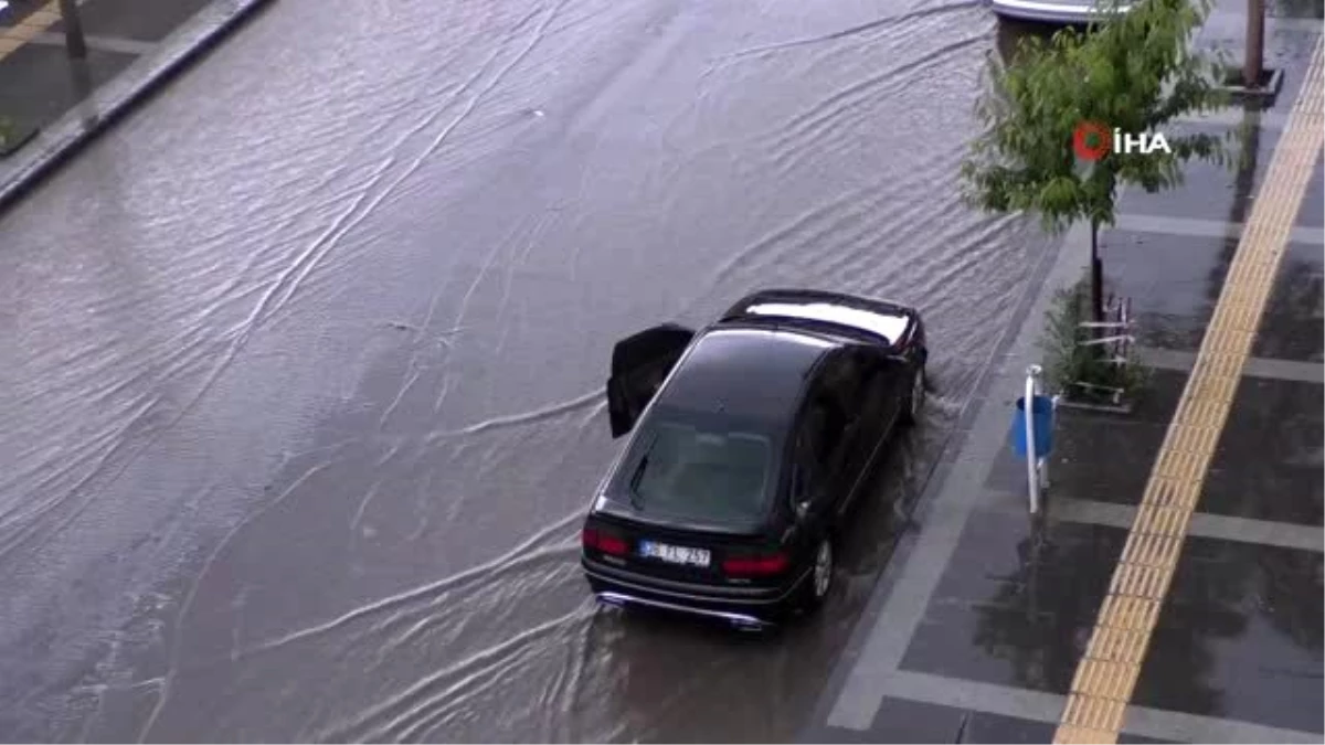 Kars\'ta dolu ve sağanak yağış sonrası caddeler göle döndü