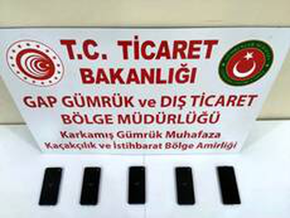 Sınır kapısında 5 adet telefon ele geçirildi