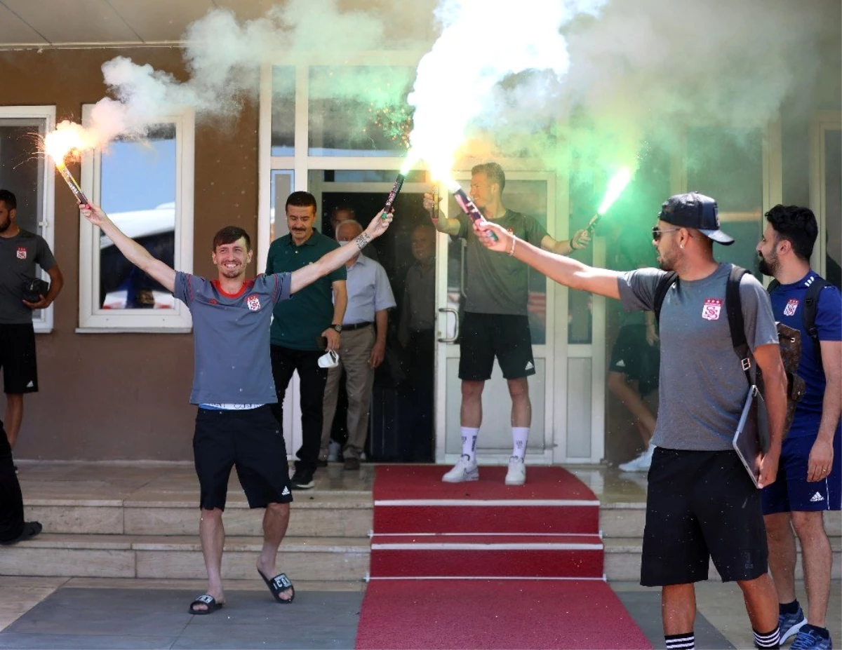 Sivasspor, Göztepe maçı için İzmir\'e gitti