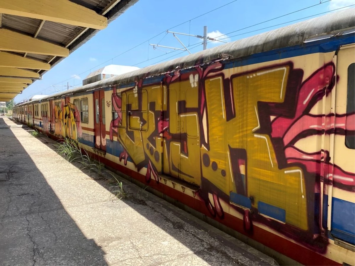 Tarihi boş vagonlar grafiticilerin mekanı oldu