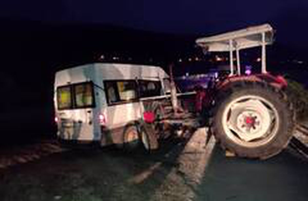 Traktörle minibüs çarpıştı; 1 yaralı