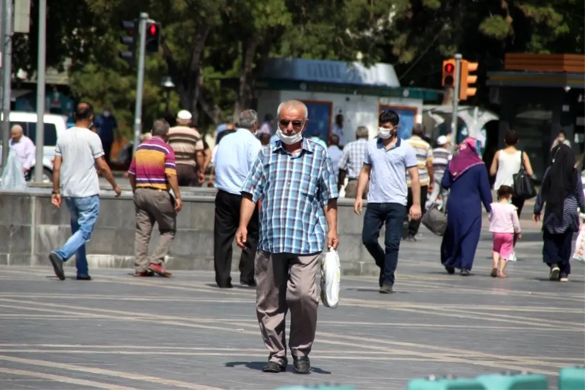 Vaka sayılarının arttığı Kayseri\'de vatandaşlar \'maske\' takmayanlardan dertli