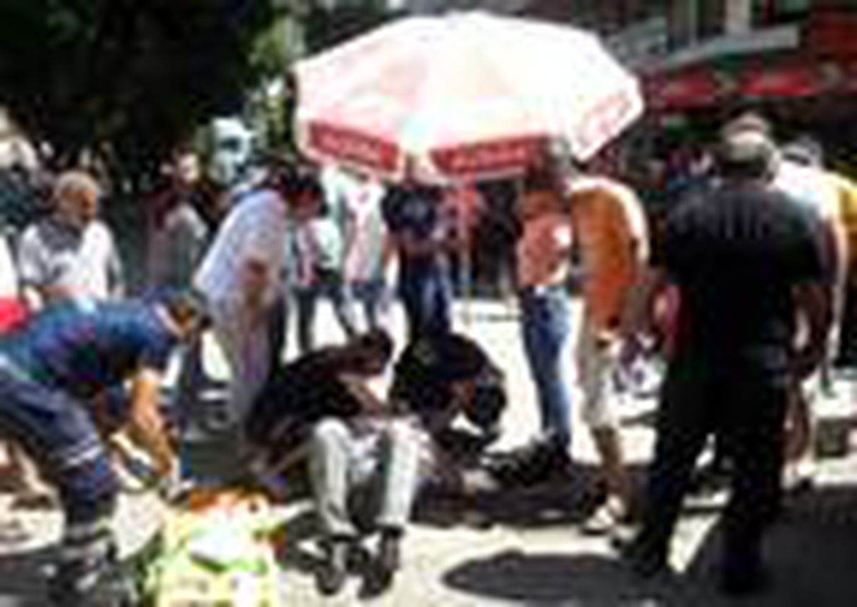 Yaralının başında plaj şemsiyesiyle beklediler