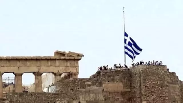 Yunanistan'da Ayasofya matemi! Bayraklar yarıya indirildi, her yerden çan sesleri geliyor