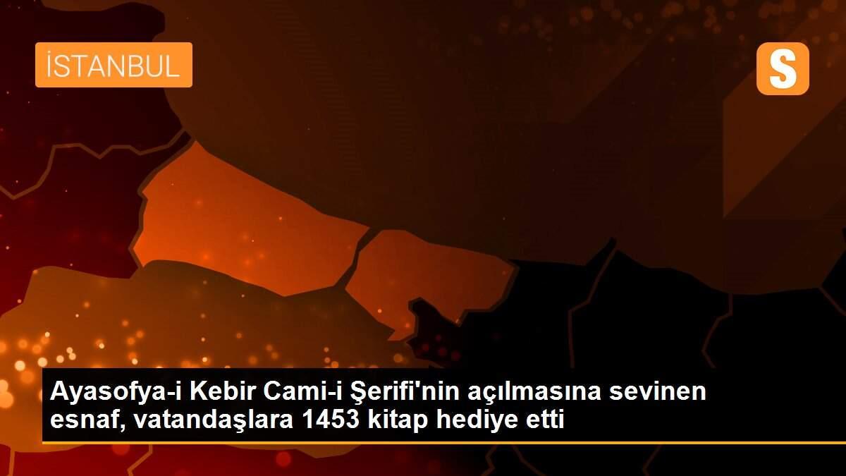 Ayasofya-i Kebir Cami-i Şerifi\'nin açılmasına sevinen esnaf, vatandaşlara 1453 kitap hediye etti