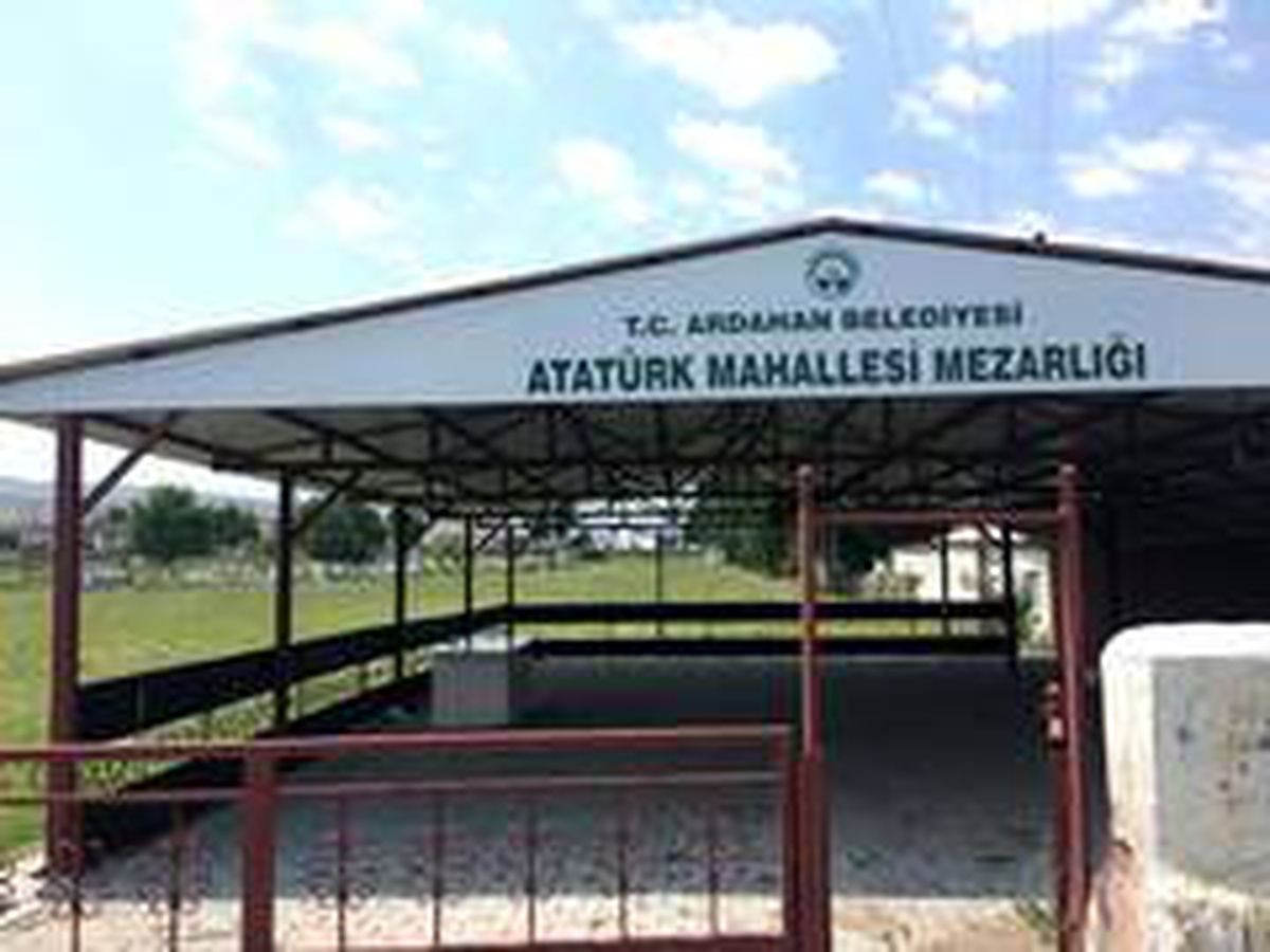 Bayram öncesi mezarlıklarda temizlik çalışması