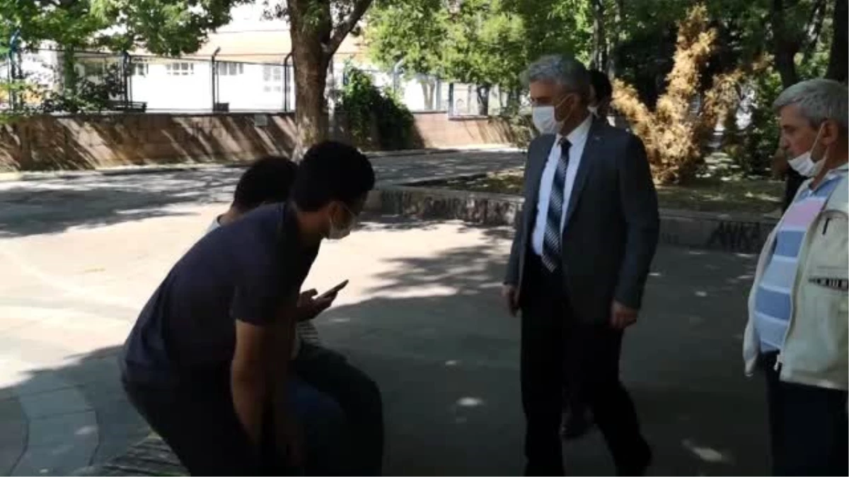 Erzincan Valisi Mehmet Makas, parkta maskesiz oturanları uyardı