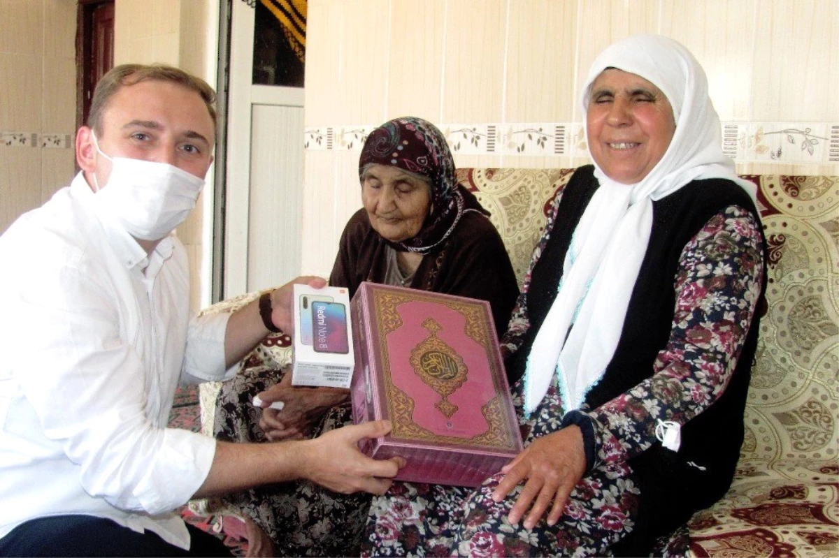 Görme engelli kadına elektronik Kur\'an-ı Kerim hediyesi