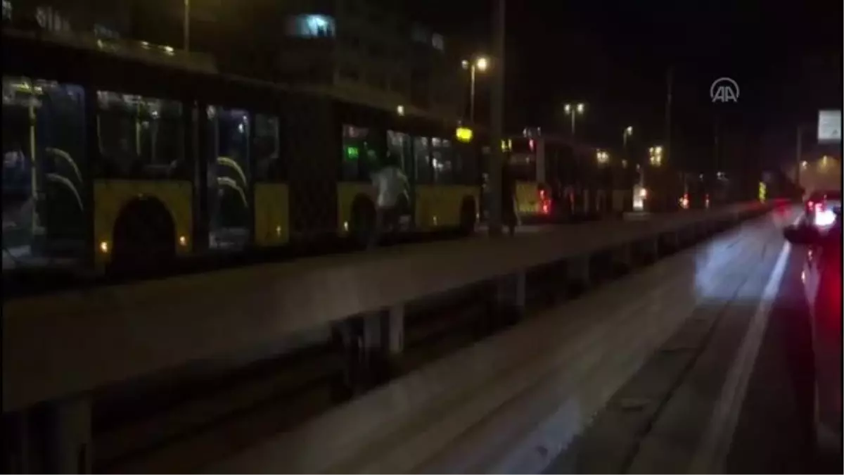 Küçükçekmece\'de metrobüsün motorunda çıkan yangın söndürüldü