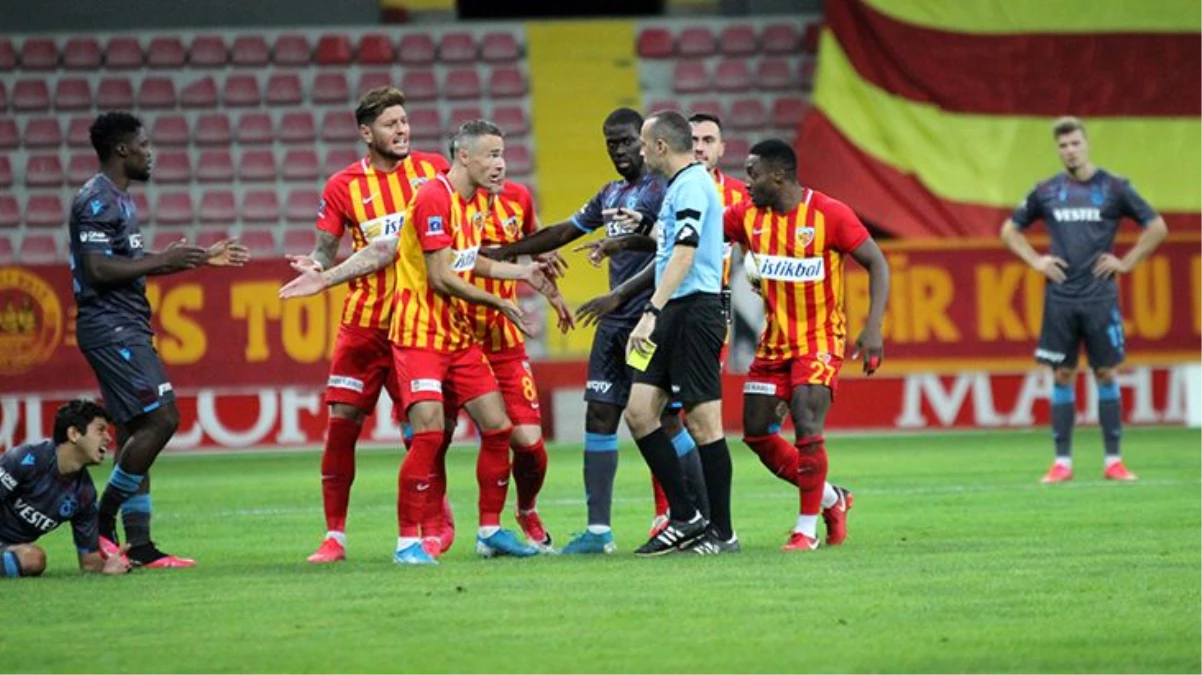 Ligden düşen Kayserispor\'da futbolcular hakem Cüneyt Çakır\'a tepki gösterdi