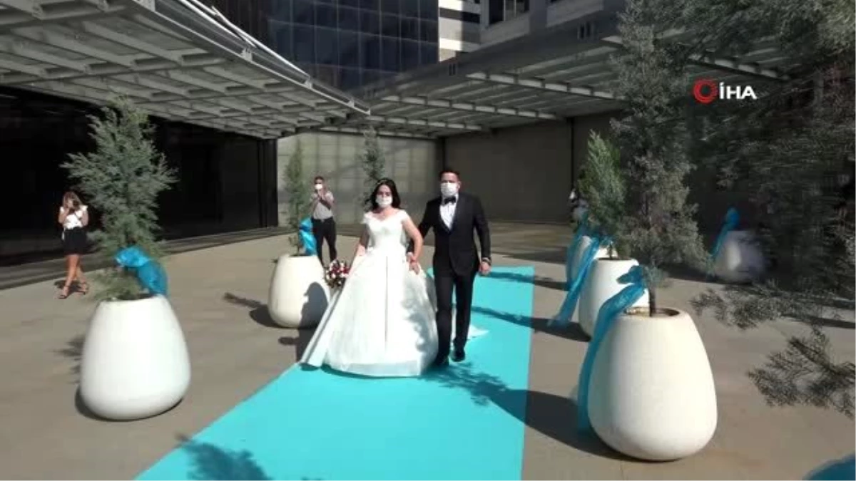 Sanatçı Aslı Hünel sağlık çalışanı çiftin nikah şahidi oldu