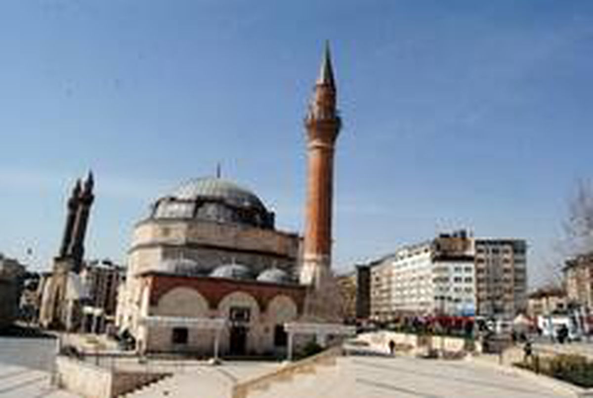 Sivas\'ta 475 kişiye bir cami düşüyor