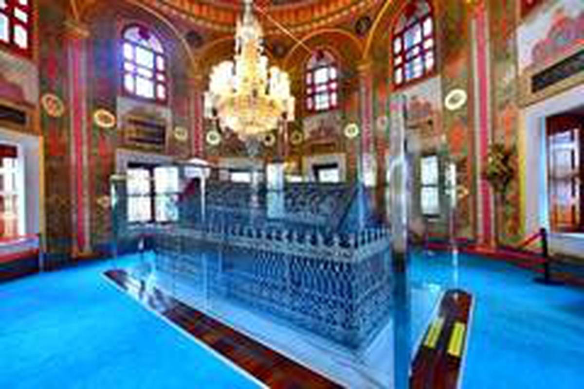 Vali Yerlikaya, Fatih Sultan Mehmet Han\'ı kabri başında ziyaret etti