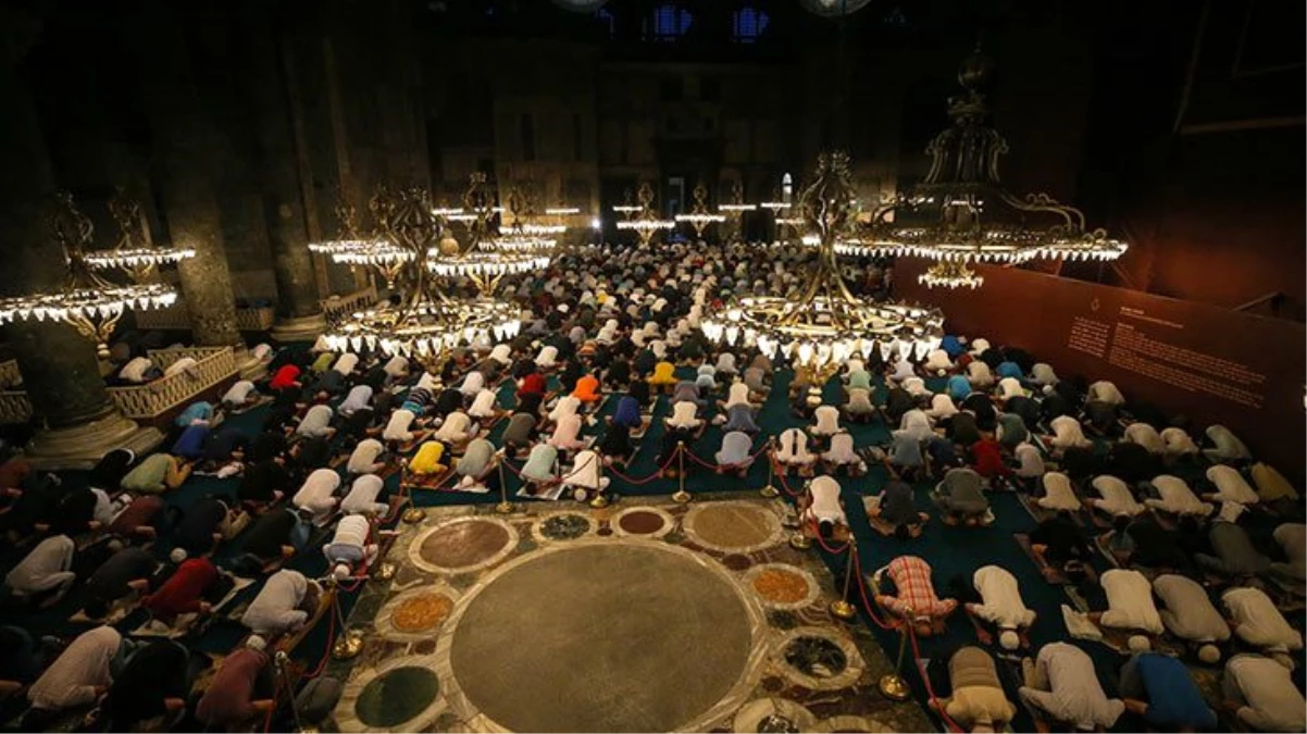 Ayasofya-i Kebir Cami-i Şerifi\'nde ikinci sabah namazı da büyük coşkuyla eda edildi