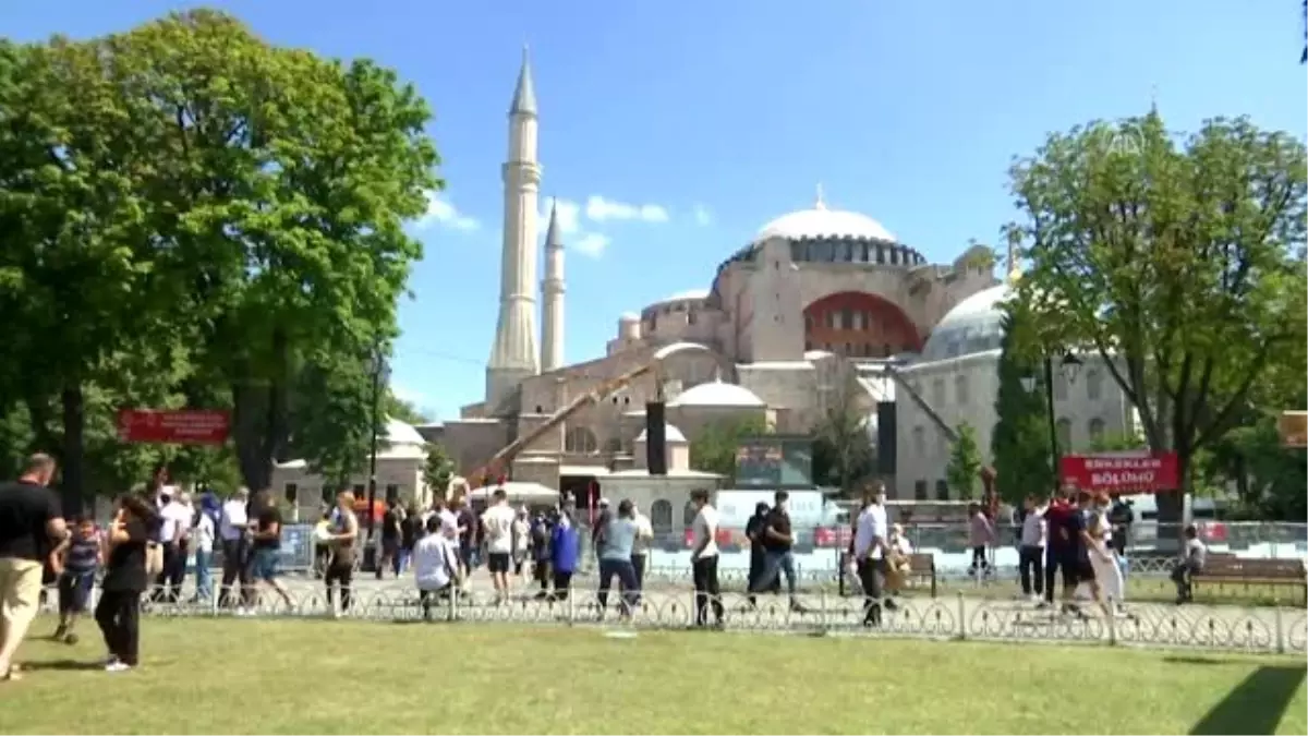 Ayasofya-i Kebir Cami-i Şerifi\'nde ziyaretçi yoğunluğu sürüyor