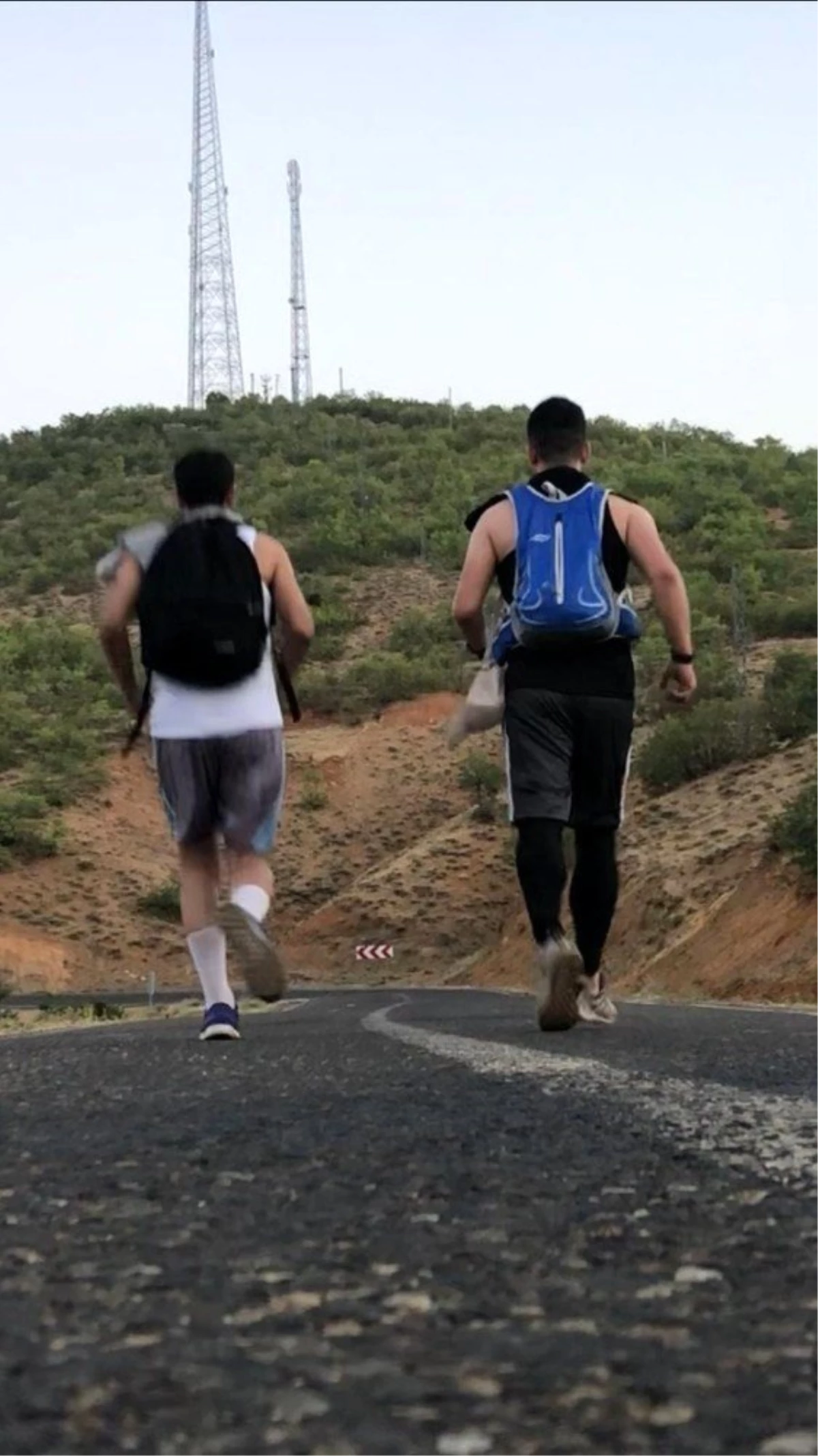Bingöl\'de 2 arkadaş farkındalık için 64 kilometre yürüdü