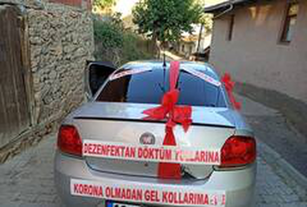Düğün arabasına öyle bir mesaj yazdı ki görenler şaşkınlık yaşadı