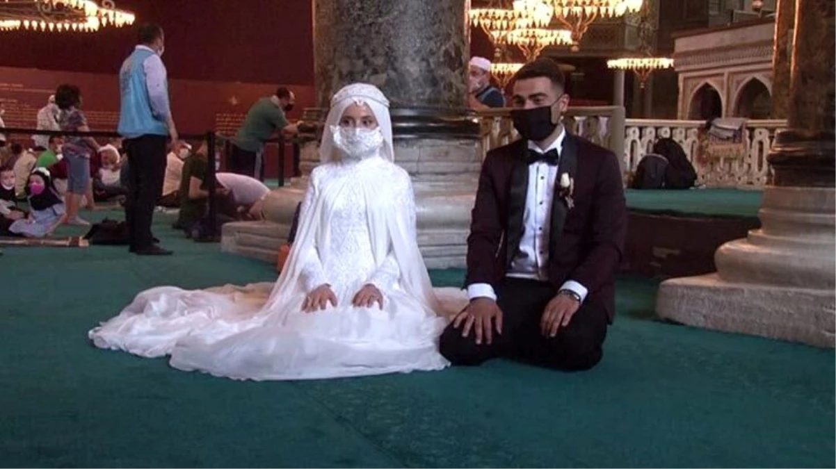 Düğün öncesi gelinlik ve damatlıkla Ayasofya Camii\'ne gelip dua ettiler