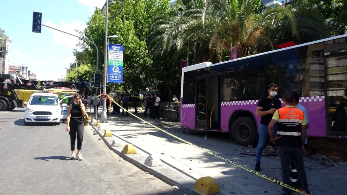 Kadıköy\'de otobüs Müjdat Gezen Sanat Merkezi\'nin bahçesine girdi: 5 yaralı