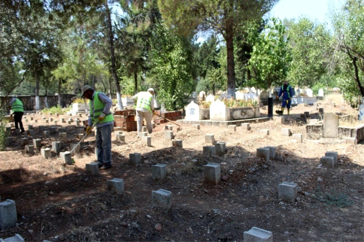 Kahta\'daki mezarlıklarda bayram hazırlığı