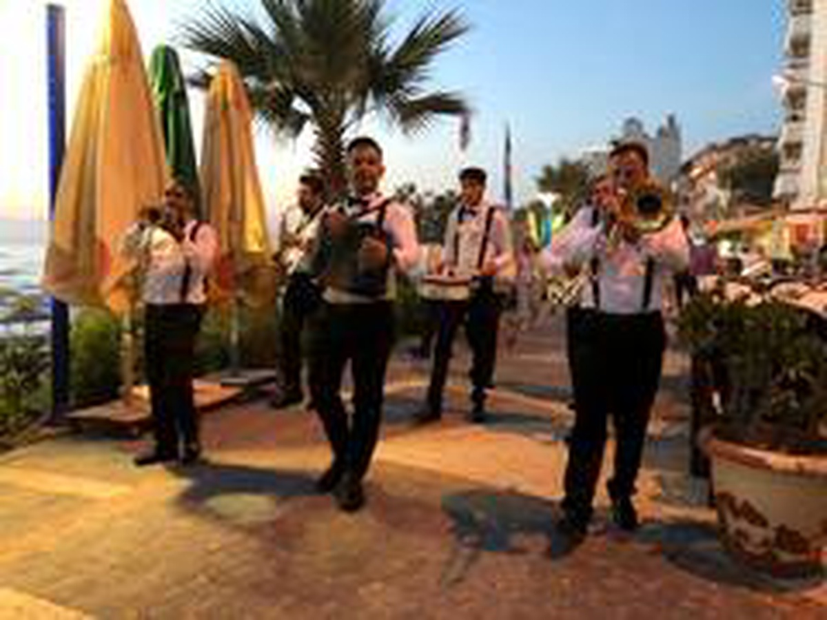 Kuşadası Kent Orkestrası ilk konserini verdi