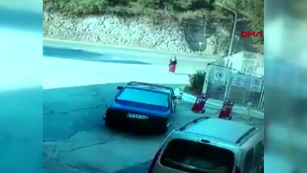 MUĞLA Yolda yürüyen kadının 6 köpeğin saldırısına uğradığı anlar kamerada