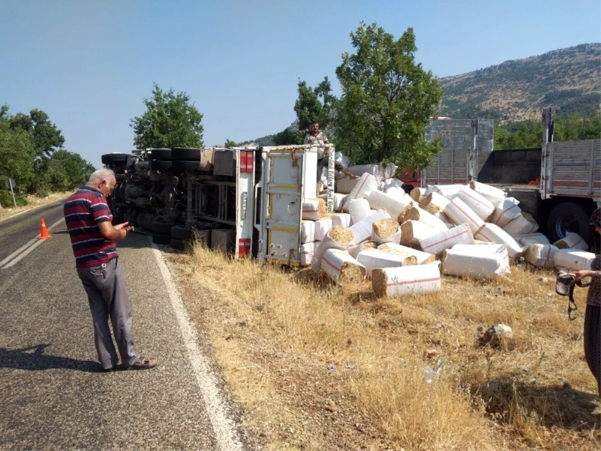 Saman yüklü kamyon devrildi