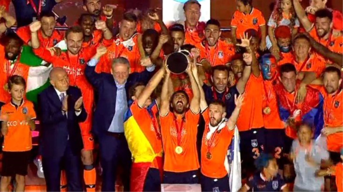 Şampiyon Başakşehir görkemli bir tören sonrasında kupasına kavuştu