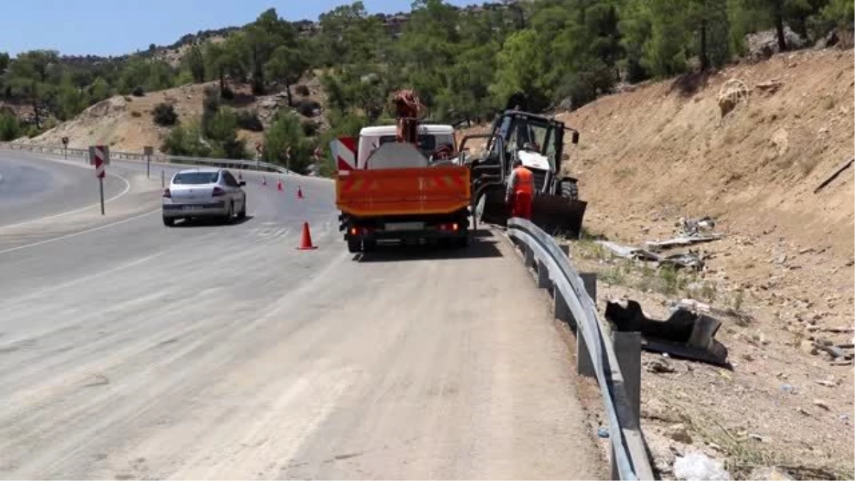 Askerleri taşıyan otobüs devrildi (4)