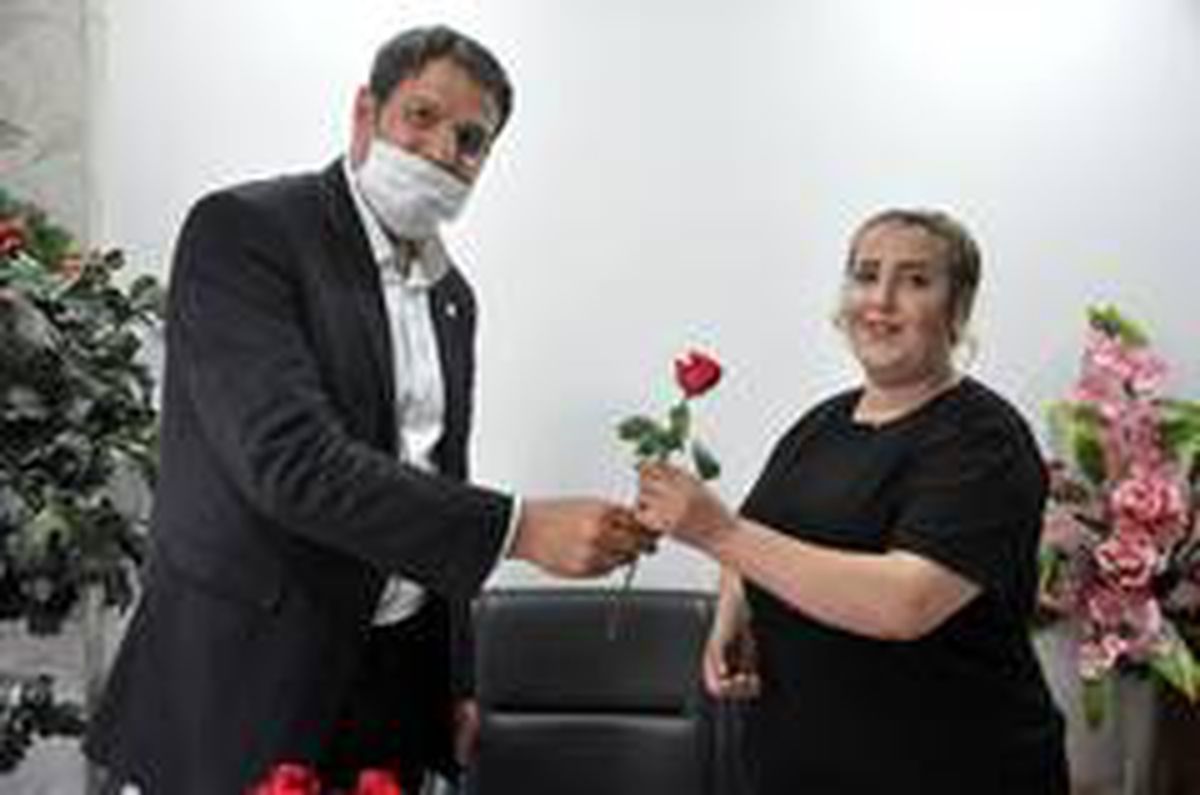 Başkan Çoğaç\'tan kadınlara gül