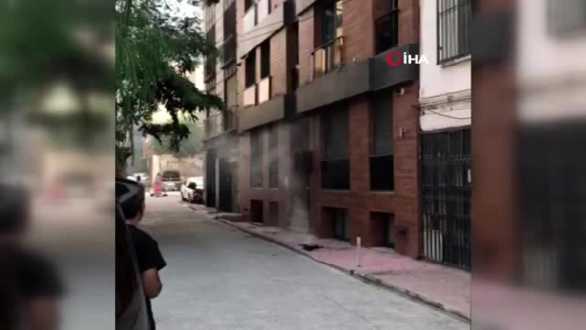 Beyoğlu\'nda yangın paniği: Korkudan çatıya saklandı