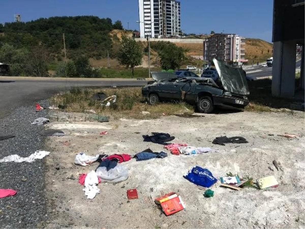 Devrilen otomobilin sürücüsü yaralandı, eşyalar yola saçıldı