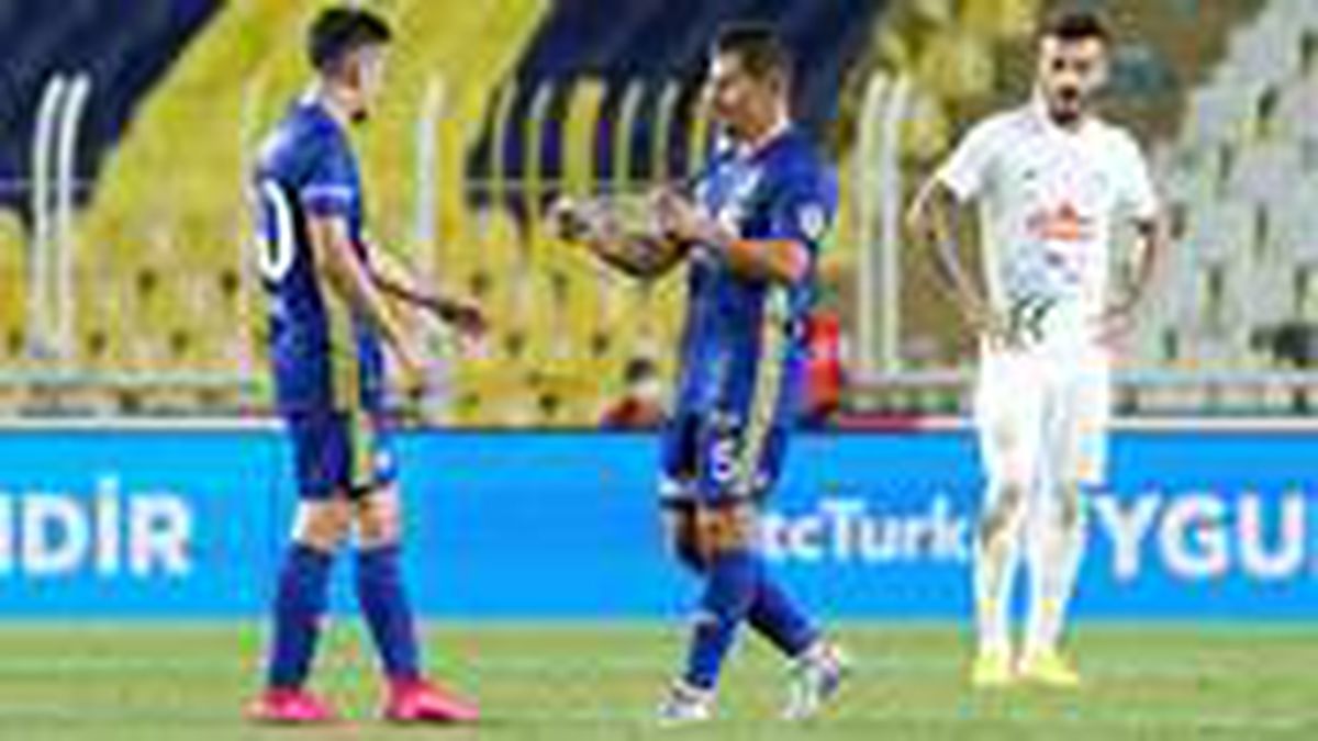 Emre Belözoğlu için çok konuşulacak iddia: Kararından vazgeçti, 1 yıl daha oynamak istiyor