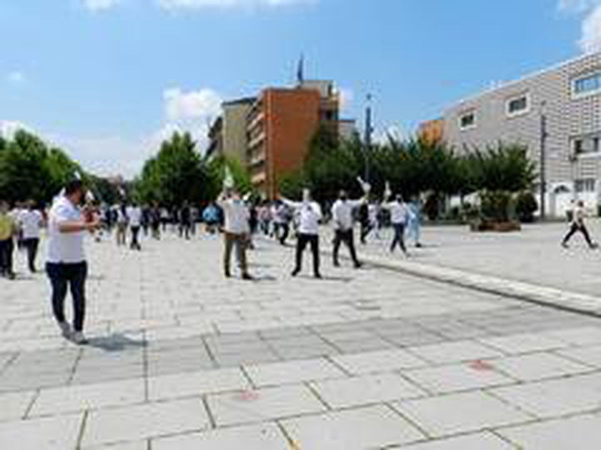 Kosova\'da restoran ve kafe sahiplerinden anahtarlı protesto