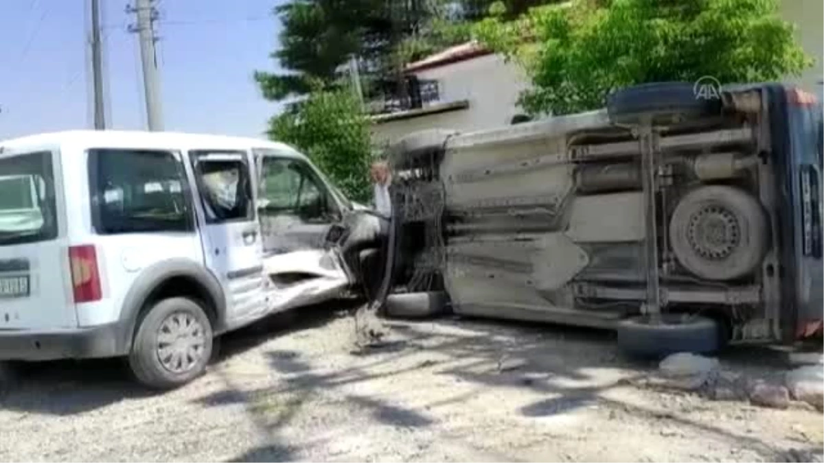 Kulu\'da devrilen hafif ticari aracın sürücüsü yaralandı