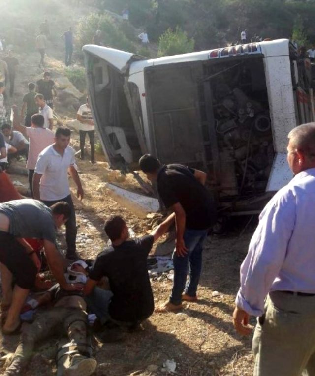 Mersin'deki otobüs kazasında 5 askerimiz şehit oldu! İşte olay yerinden ilk görüntüler