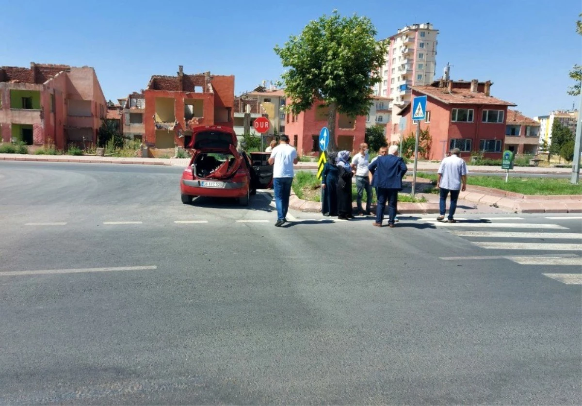 Motosiklet ile otomobil çarpıştı: 2 yaralı