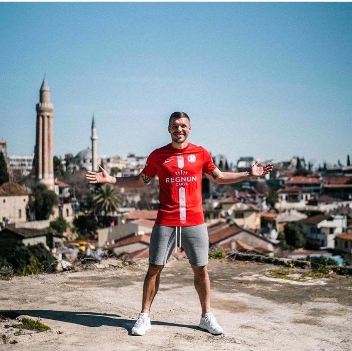 Podolski\'den \'Antalyaspor\'da mutluyum\' paylaşımı