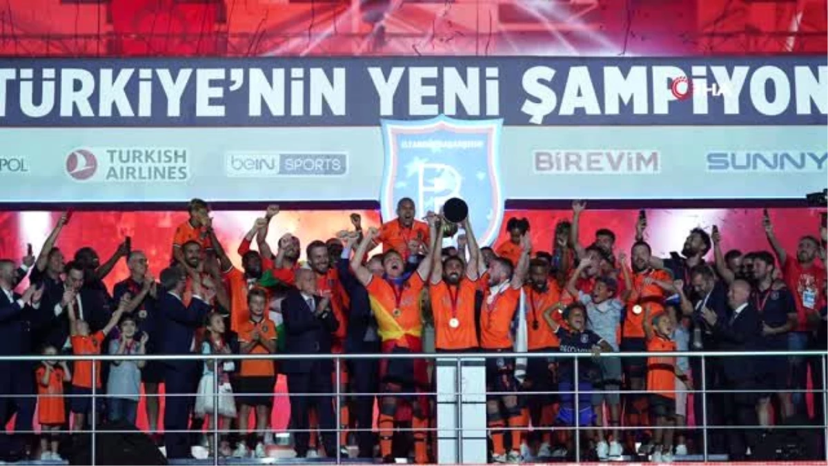 Şampiyon Başakşehir kupasını aldı