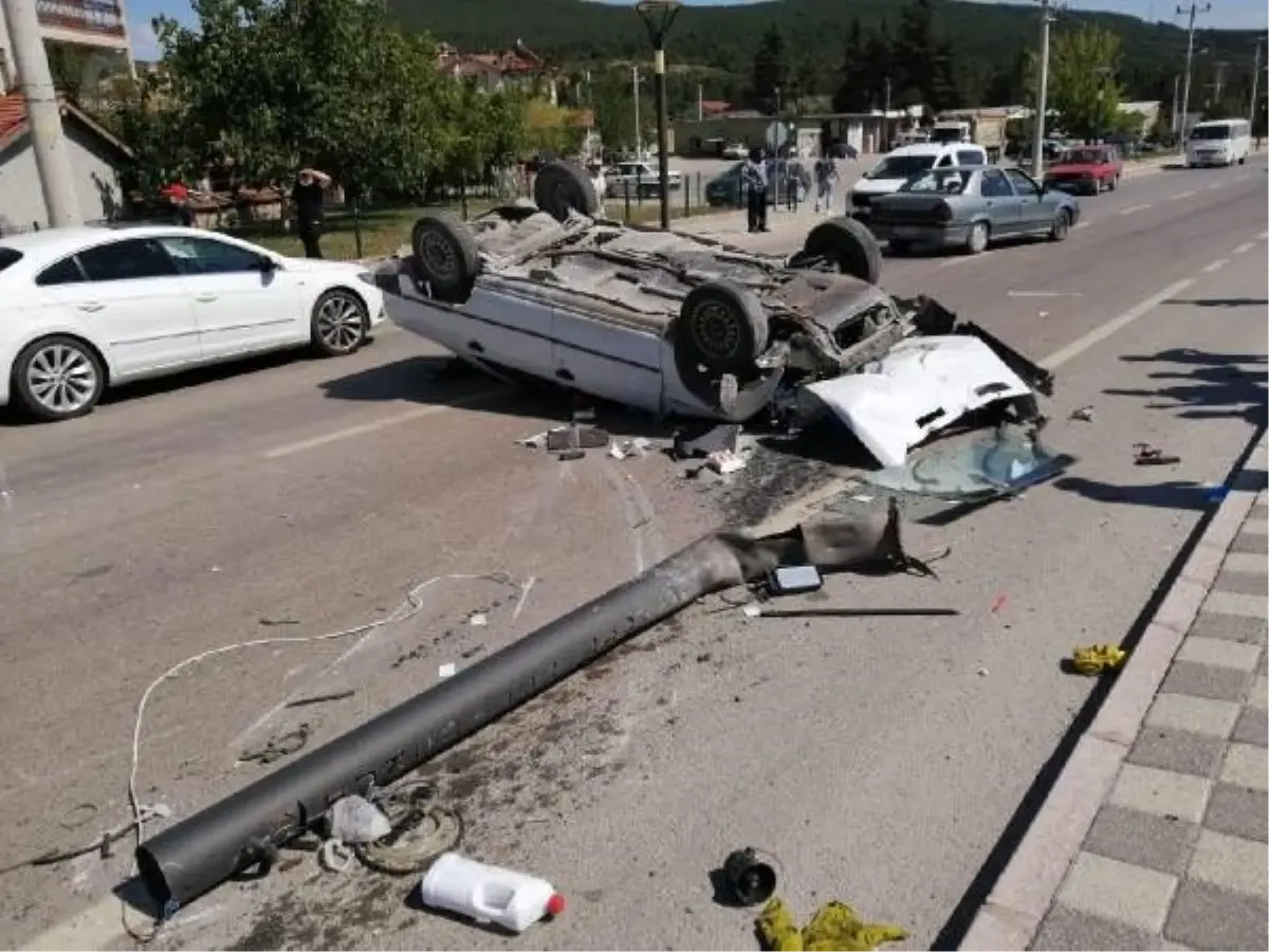 Takla atan otomobildeki 2 kişi yaralandı