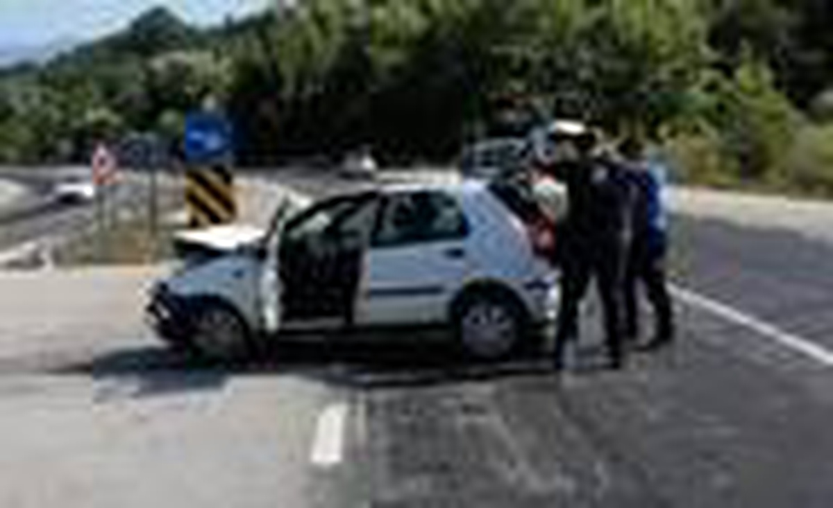 TIR ile çarpışan otomobildeki 2 kişi yaralandı