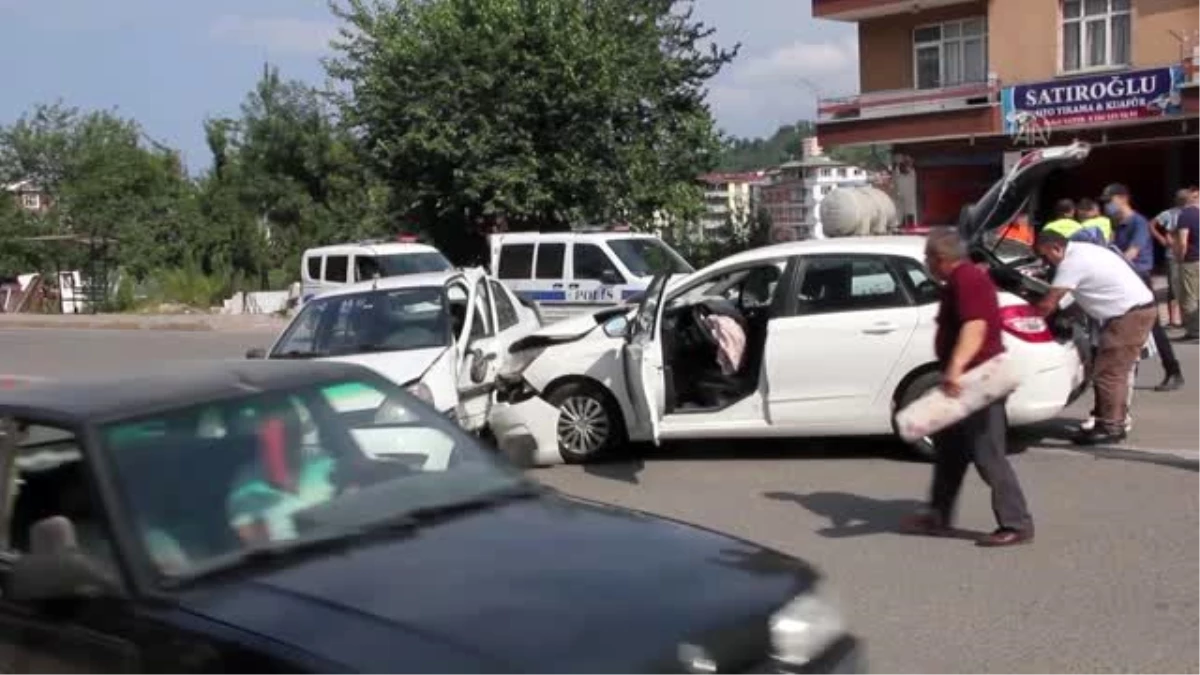 Ünye\'de trafik kazaları: 3 yaralı