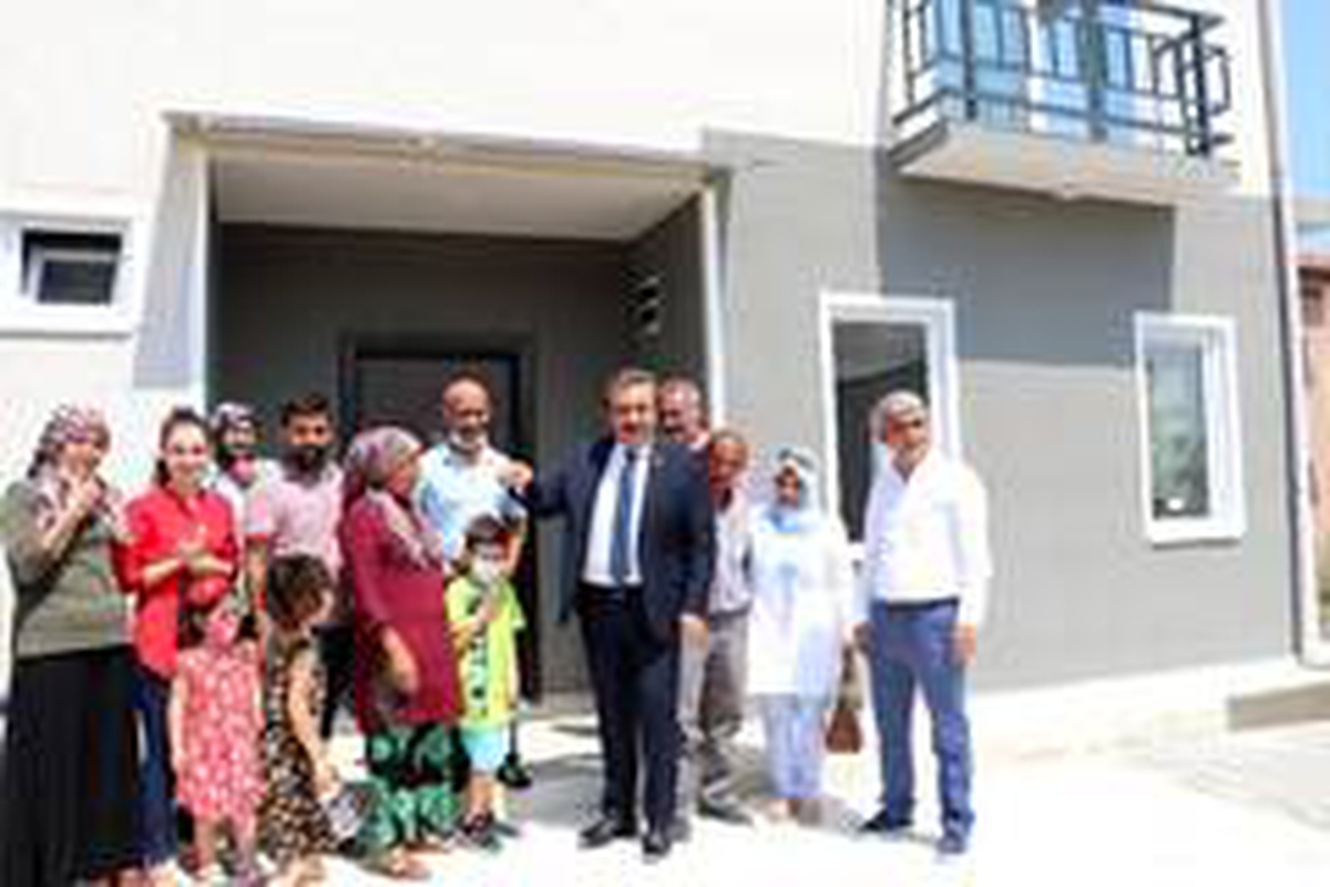 Yıkılan evi için gözyaşı döken Hatun anaya Başkan Çetin\'den dubleks ev