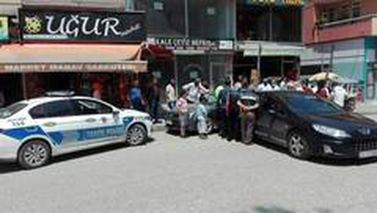Son dakika... Yokuş aşağı sürüklenen otomobil, farklı bir otomobile çarparak durdu