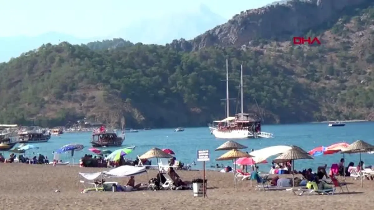 ANTALYA Adrasanlı işletmecilerden sahil temizliği