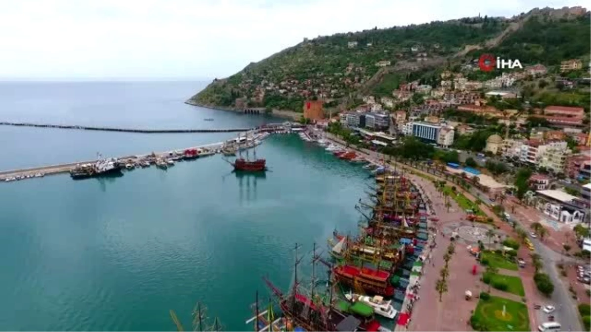 Antalya\'daki lüks tekneler sezonu Ukraynalı turistlerle açtı