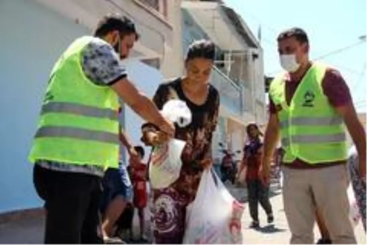 Bayram öncesi ailelere et, erzak ve nakit desteğinde bulundular