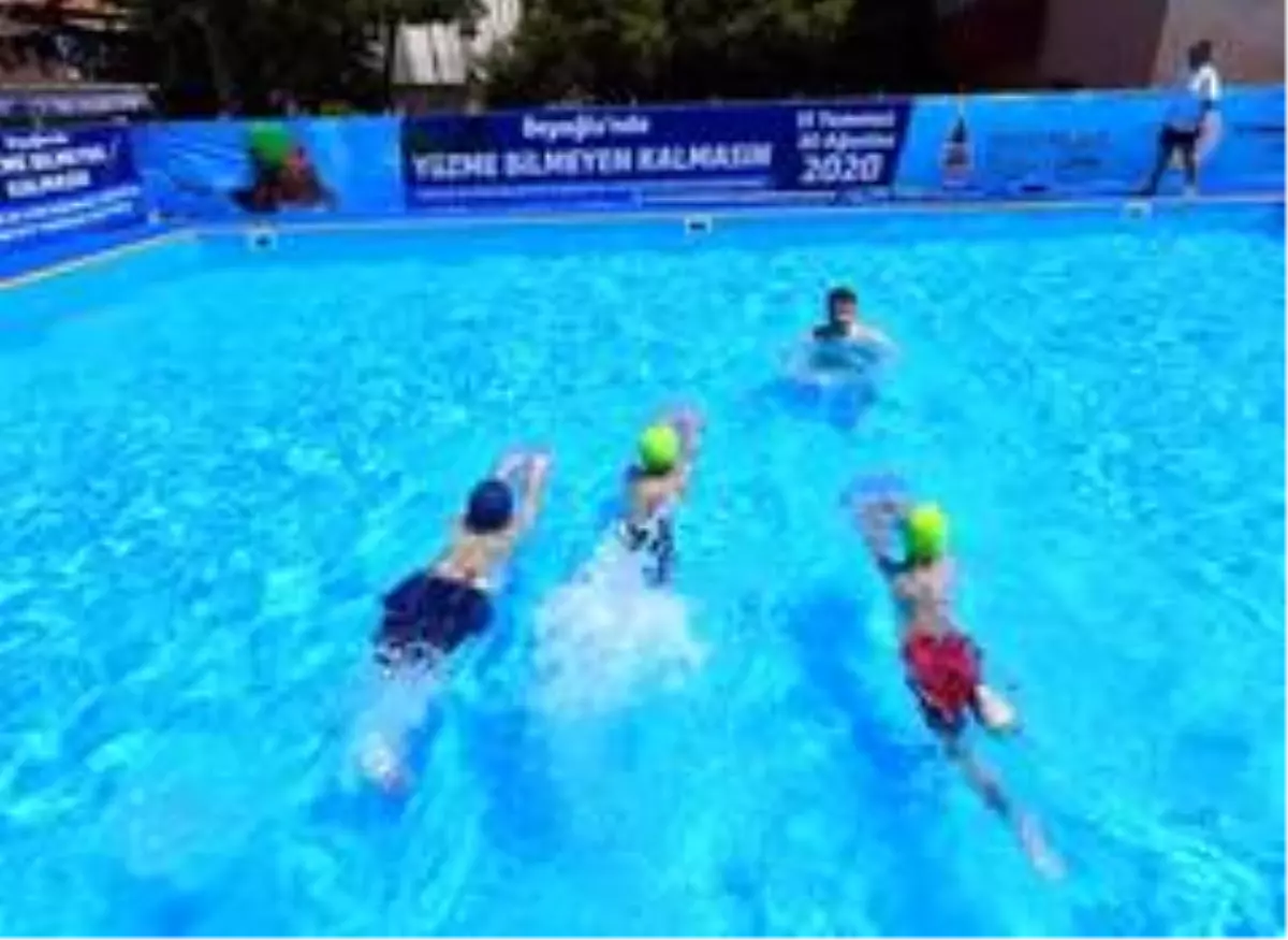 Beyoğlu\'nda çocuklar yüzme havuzlarında yazın tadını çıkartıyor